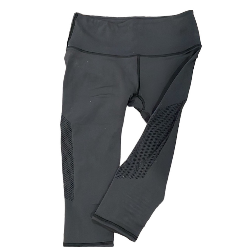 Lululemon 23" below knee cropped back leggings mesh panel sides - womens small